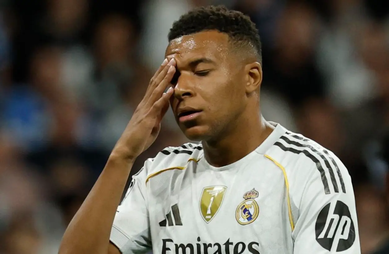 区外起脚低, 球扑出底线, 门将把球扑 区外起脚低, 球扑出底线, 门将把球扑